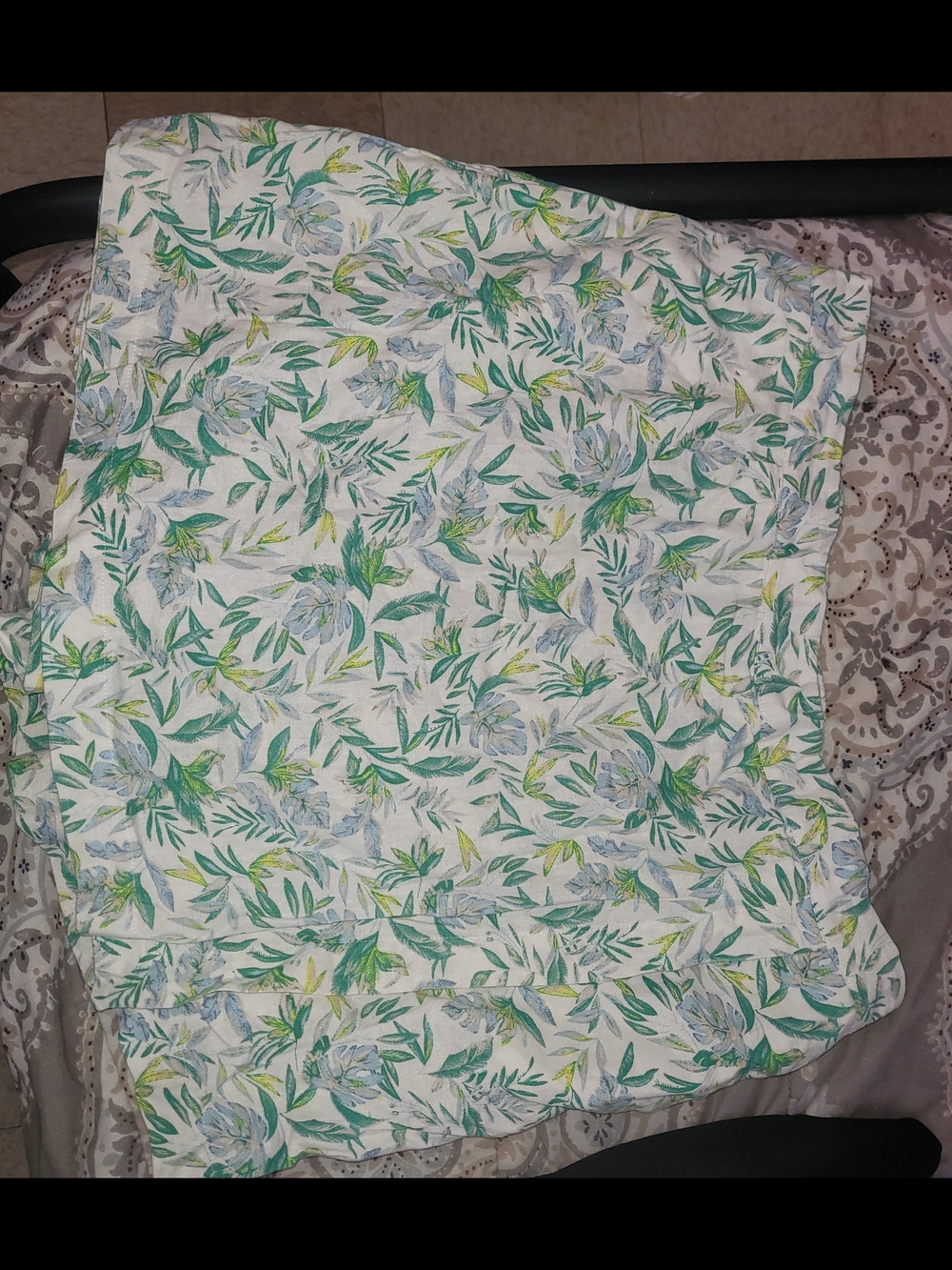 Ellen Tracy White Floral Leaf Print Skort with Green and Yellow Accents